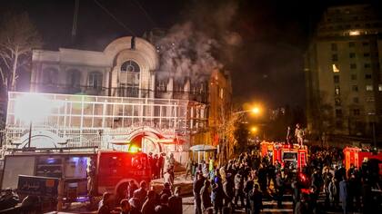 Manifestantes iraníes incendiaron la embajada saudita en Teherán durante una protesta contra la ejecución de un líder chiita
