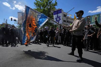 Manifestantes iraníes queman una representación de la bandera israelí durante el acto del Día de Jerusalén, el 14 de abril de 2023 (Archivo)