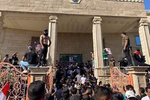 Una horda de iraquíes irrumpió en la embajada de Suecia en Bagdad tras la quema de un Corán