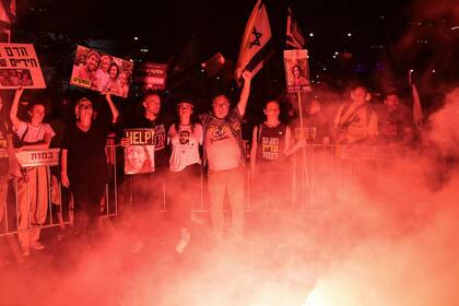 Manifestantes israelíes participan en una manifestación para conmemorar los 9 meses desde el ataque de Hamas el 7 de octubre de 2023.
