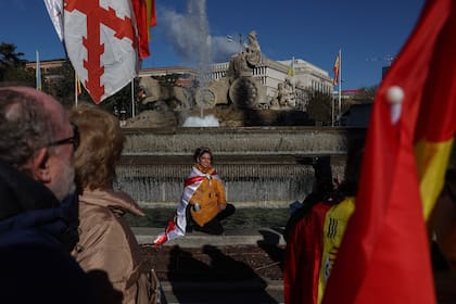 Manifestantes junto a la fuente de las Cibeles en Madrid