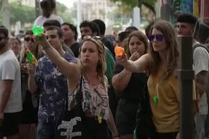 Manifestantes antiturismo les dispararon agua a turistas que estaban almorzando