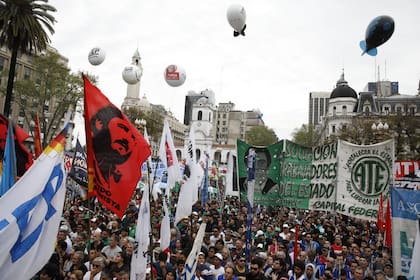 Miles de personas llenaron la Plaza de Mayo