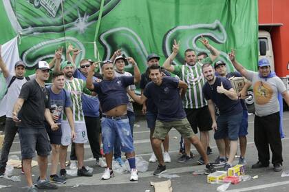 Manifestantes llegando al punto de encuentro sobre la avenida 9 de Julio