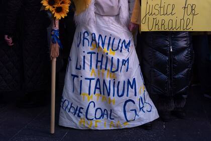 Manifestantes llevan a cabo una protesta en Times Square en el tercer aniversario de la invasión rusa a Ucrania, el lunes 24 de febrero de 2025, en Nueva York