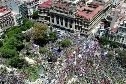 Manifestantes marchan a tribunales en contra del dnu de Milei