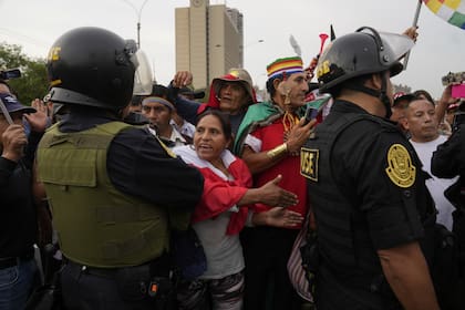 Manifestantes marchan contra la presidenta peruana Dina Boluarte en Lima, Perú, el martes 17 de enero de 2023. (AP Foto/Martín Mejía)