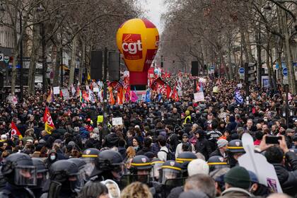 Manifestantes marchan durante una manifestación en París, el sábado 11 de marzo de 2023.