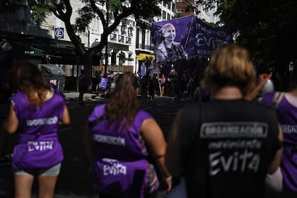 Manifestantes marchan en apoyo a los derechos de las mujeres en el marco del Día Internacional de la Mujer, en Buenos Aires el 8 de marzo de 2023