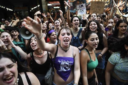 Manifestantes marchan en apoyo a los derechos de las mujeres en el marco del Día Internacional de la Mujer, en Buenos Aires el 8 de marzo de 2023