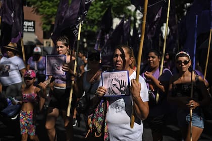 Manifestantes marchan en apoyo a los derechos de las mujeres en el marco del Día Internacional de la Mujer, en Buenos Aires el 8 de marzo de 2023