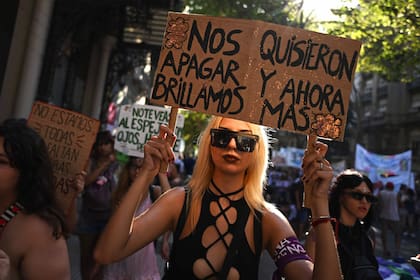Manifestantes marchan en apoyo a los derechos de las mujeres en el marco del Día Internacional de la Mujer, en Buenos Aires el 8 de marzo de 2023
