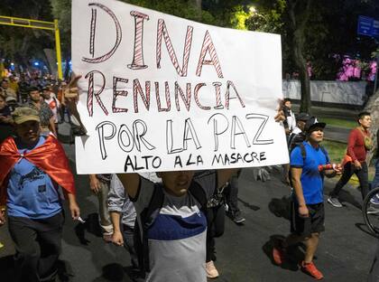 Manifestantes marchan exigiendo la dimisión de la presidenta de Perú, Dina Boluarte, y el cierre del Congreso, en LIma