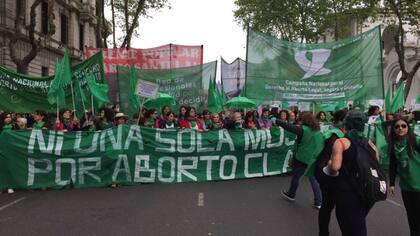 Manifestantes marchan para pedir por la despenalización del aborto