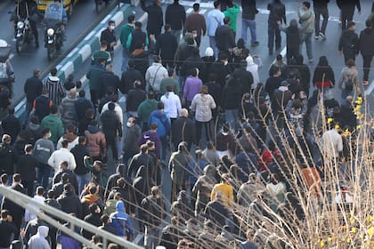 Manifestantes marchan por el centro de Teherán, Irán, el 29 de diciembre de 2025. (Fars News Agency vía AP)