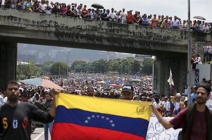 Manifestantes opositores bloquearon ayer una autopista en Caracas