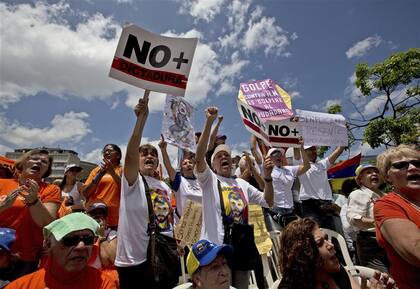 Manifestantes opositores marcharon ayer en Caracas