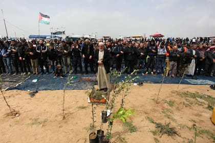 Manifestantes palestinos rezan cerca de la manifestación.