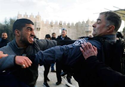 Manifestantes palestinos y policías israelíes, ayer, en Jerusalén