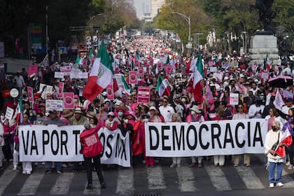 Manifestantes participan en una marcha organizada por organismos ciudadanos que exigen que se respete a la autoridad electoral en las próximas elecciones generales, el domingo 18 de febrero de 2024, en la Ciudad de México.