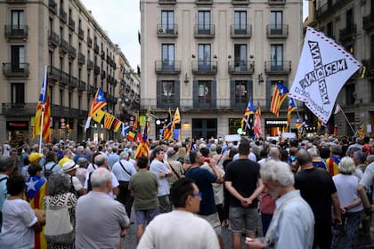 Manifestantes participan en una protesta convocada por la Asamblea Nacional Catalana (ANC) un día después de las elecciones generales de España, en Barcelona el 24 de julio de 2023. 