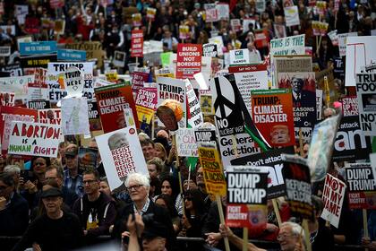 Manifestantes participan en una protesta contra Trump en Trafalgar Square, Londres, Gran Bretaña, 4 de junio de 2019.