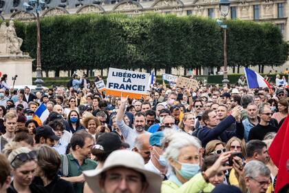 Manifestantes participan en una protesta contra las nuevas medidas de seguridad del coronavirus, incluido un pase de salud obligatorio solicitado por el gobierno francés