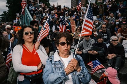 Manifestantes participan en una protesta contra lo que consideran tendencias autoritarias del gobierno de Trump, en una de las movilizaciones que cuestionaron su concentración de poder