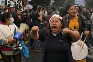 Manifestantes participan en una protesta en apoyo al paro nacional convocado por la Conaie, en Quito, el 7 de octubre de 2025
