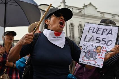 Manifestantes participan en una protesta para exigir la destitución del presidente de Ecuador, Guillermo Lasso, frente a la Asamblea Nacional en Quito, el 9 de mayo de 2023.