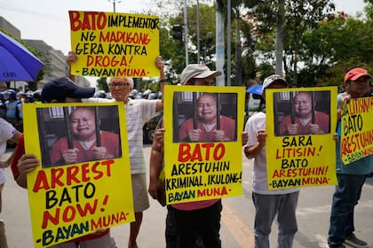 Manifestantes piden el arresto del senador