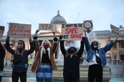 Manifestantes piden una mayor seguridad pública para las mujeres después de la muerte de Sarah Everard, en protestas organizadas en el centro de Londres, el 14 de marzo de 2021