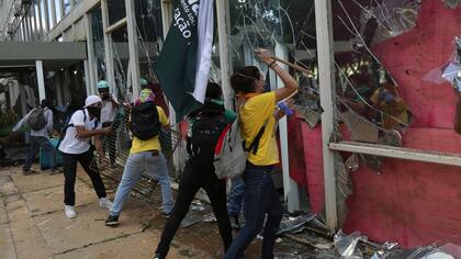 Manifestantes prenden fuego a un ministerio en una protesta contra Temer