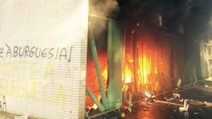 Manifestantes prenden fuego a un ministerio en protesta contra Temer