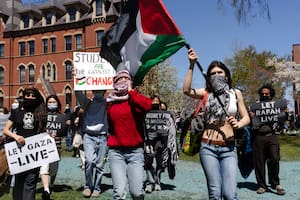 La crisis en los campus se endurece y una de las universidades más prestigiosas de EE.UU. lanza una amenaza