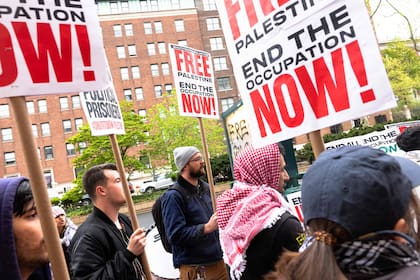 Manifestantes pro palestinos realizan una manifestación frente a la Universidad de Columbia el 24 de abril de 2024 en la ciudad de Nueva York.
