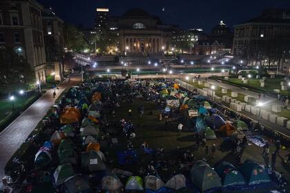 Manifestantes pro palestinos se reúnen en el Campamento de Solidaridad Palestina en el campus de la Universidad de Columbia en Nueva York el domingo 21 de abril de 2024. Después de informes de acoso por parte de manifestantes fuera de las puertas de la universidad, algunos estudiantes judíos dijeron que se sentían inseguros y otros rechazaron esa opinión. al tiempo que condena el antisemitismo.(Bing Guan/The New York Times)