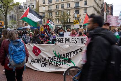Manifestantes pro palestinos se reúnen frente al campus de la Universidad de Columbia en Nueva York el domingo 21 de abril de 2024.