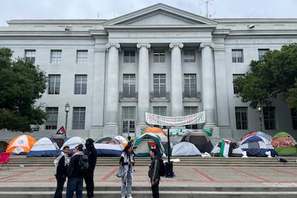 Manifestantes propalestinos se reúnen cerca de un campamento delante del Sproul Hall en el campus de la Universidad de California, Berkeley, en Berkeley, California, el martes 23 de abril de 2024. Las protestas sobre la guerra entre Israel y Hamás creaban fricciones en Estados Unidos que se incrementaron el martes. (AP Foto/Haven Daley)