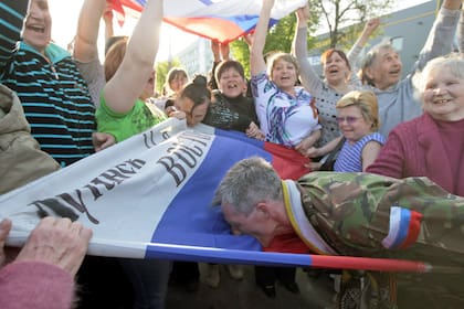 Manifestantes prorrusos declarar la instauración de la República Popular de Lugansk