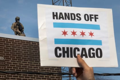 Manifestantes protestaban en septiembre de 2025 contra el aumento de las redadas migratorias de la administración Trump en la zona, conocida como "Operación Midway Blitz"