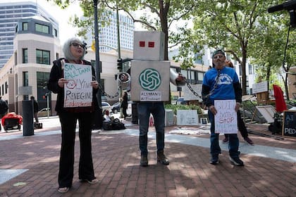 Manifestantes protestan contra Altman y OpenAI a las puertas del tribunal en California.