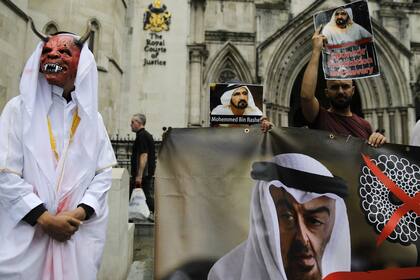 Manifestantes protestan contra el gobernante de Dubai, el jeque Mohammed ben Rashid al-Maktum, afuera del Tribunal Superior de Londres