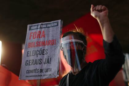 Manifestantes protestan contra Jair Bolsonaro; la red sindical de salud lo denunció por genocidio, por sus decisiones políticas en el tratamiento de la pandemia de coronavirus