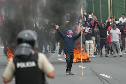 Manifestantes protestan contra la eliminación del subsidio al diésel por parte del gobierno del presidente Daniel Noboa