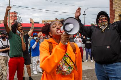 Manifestantes protestan contra la muerte de George Floyd fuera del tercer recinto policial el 27 de mayo de 2020 en Minneapolis, Minnesota