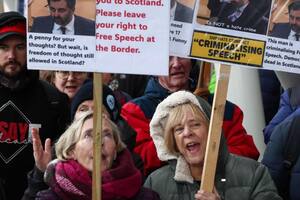 Manifestantes protestan contra la nueva ley ante el Parlamento de Escocia
