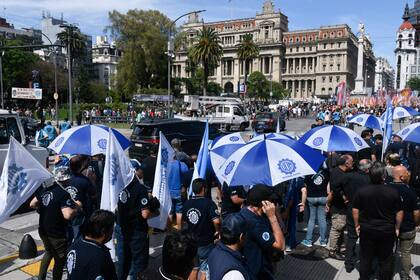 Manifestantes protestan contra las reformas económicas del presidente Javier Milei frente a la Corte Suprema (AP Foto/Gustavo Garello)