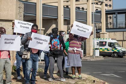 Manifestantes protestan contra los ensayos en el Hospital Chris Hani Baragwanath en Soweto, Sudáfrica, el 18 de julio de 2020