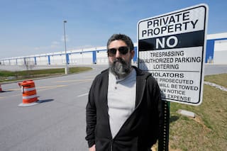 Manifestantes protestan contra un centro de detención migratoria en Maryland, ahora pausado